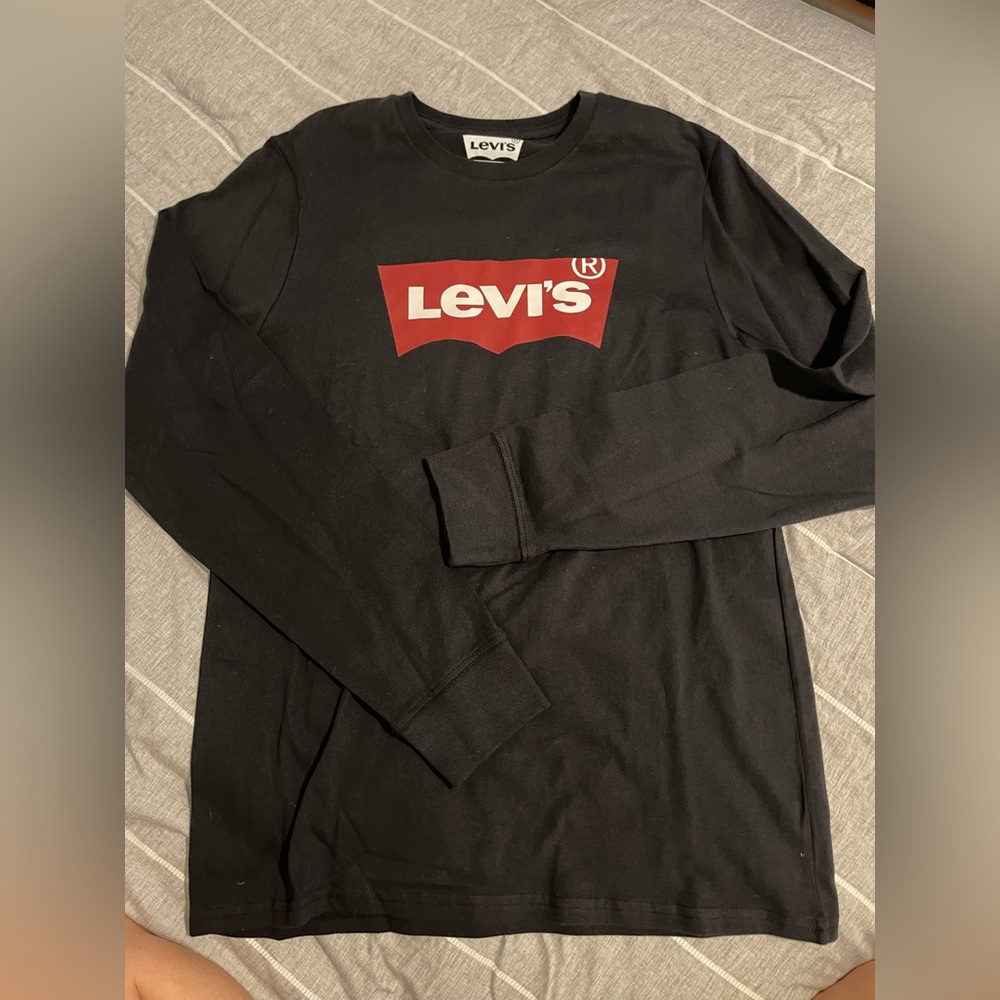 Levi’s long sleeve graphic tee men’s medium